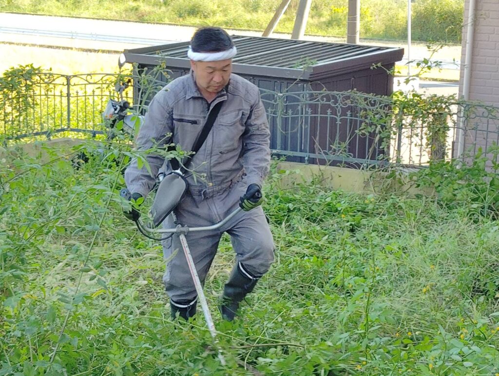 草刈りする写真