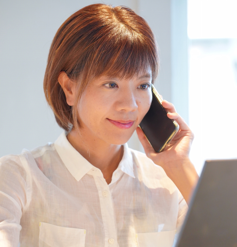 電話する女性の写真